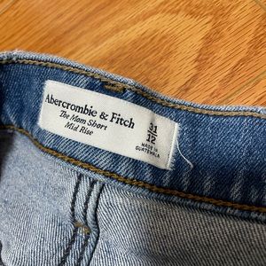 Abercrombie and Fitch Mom short mid rise size 31